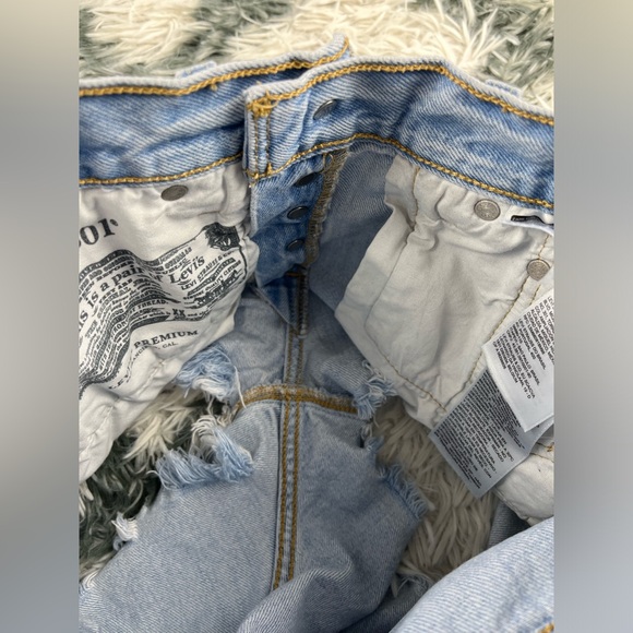 Levi's 501 Women's Light Wash Button Fly High Rise Jean Shorts Raw Hem Size 24 - Picture 10 of 12